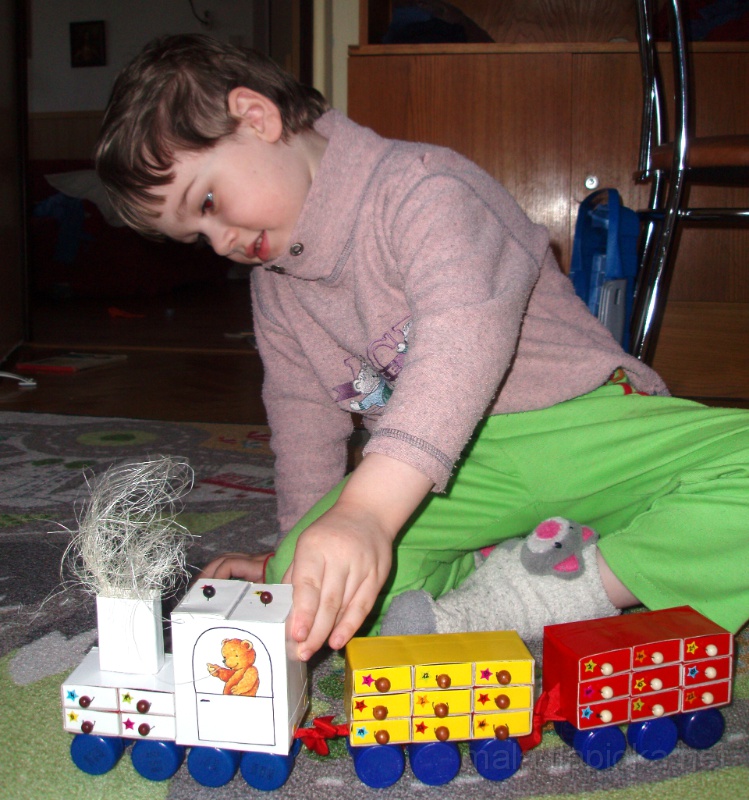 2009_11_30__3.jpg - Adventní kalendář -- vláček z krabiček od sirek.