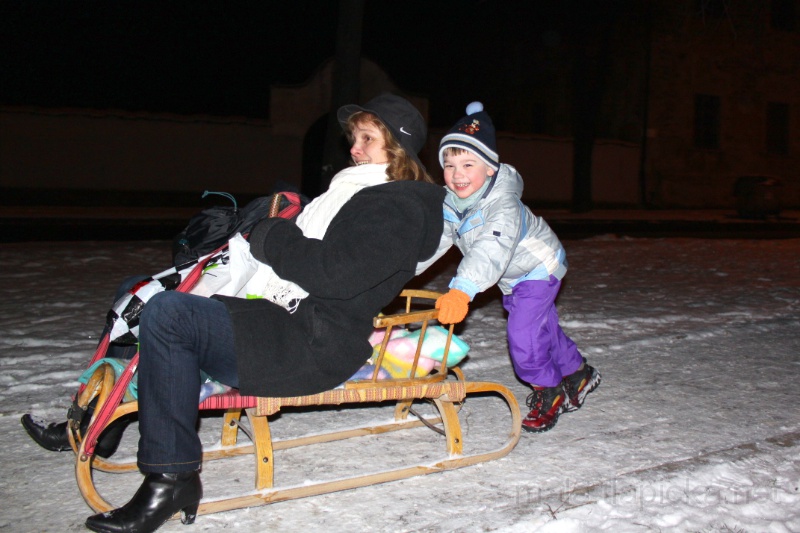 2010-01-04_17-28_00.jpg - Vítek vozí babičku na saních :)