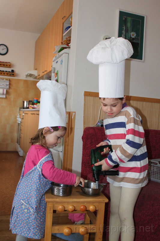 2010-11-01_15-11_00.jpg -  Kuchtíčci (Vítek to mixuje vrtačkou :))