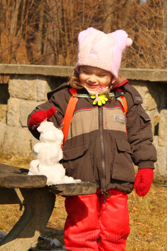 2011-03-04_12-52_00o.jpg - Sněhuláček ze zbytků sněhu