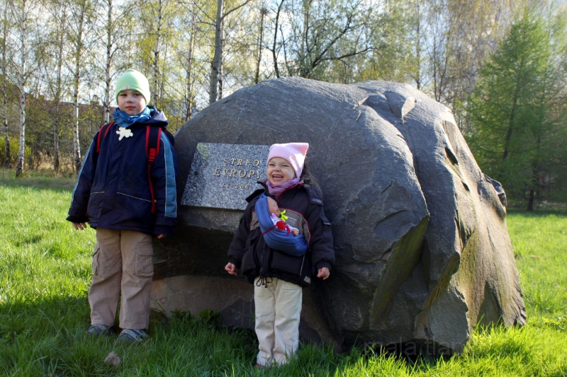 2011-04-15_17-16_00.jpg - "Střed Evropy je zde" (prý v Lipníku v klášterní zahradě...)