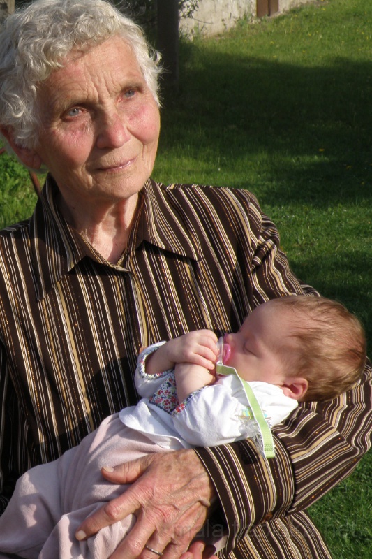 2012-05-05_17-40_04_.jpg - S prababičkou na oslavě jejích 80. narozenin