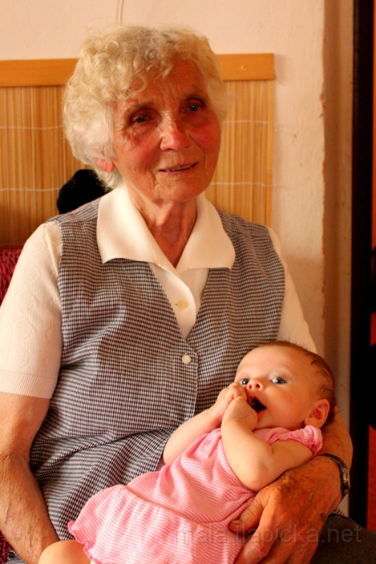 2012-06-30_17-02_00.jpg - S prababičkou po křtinách