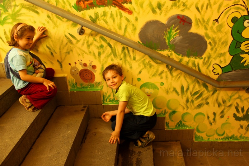 2012-08-28_12-29_01.jpg - Máme na nádraží nově vymalovaný úžasně pohádkový podchod