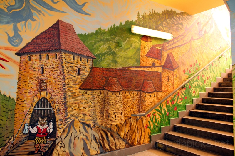 2012-08-28_12-30.jpg - Máme na nádraží nově vymalovaný úžasně pohádkový podchod (tohle je nedaleký hrad Helfštýn)