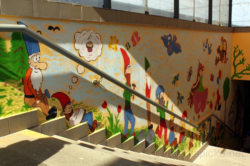 2012-08-28_12-31.jpg - Máme na nádraží nově vymalovaný úžasně pohádkový podchod