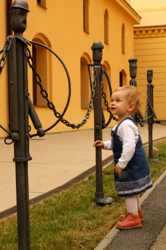 2013-07-14_18-15_05.jpg - Chodníkové sloupky v zámeckém parku