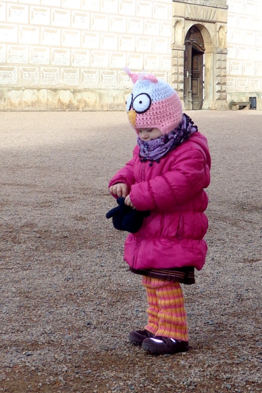 2014-02-08_14-06_02o.jpg - Kristýnka si sype kamínky do rukaviček... :-)