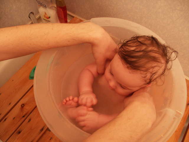 Koupání v kyblíku.